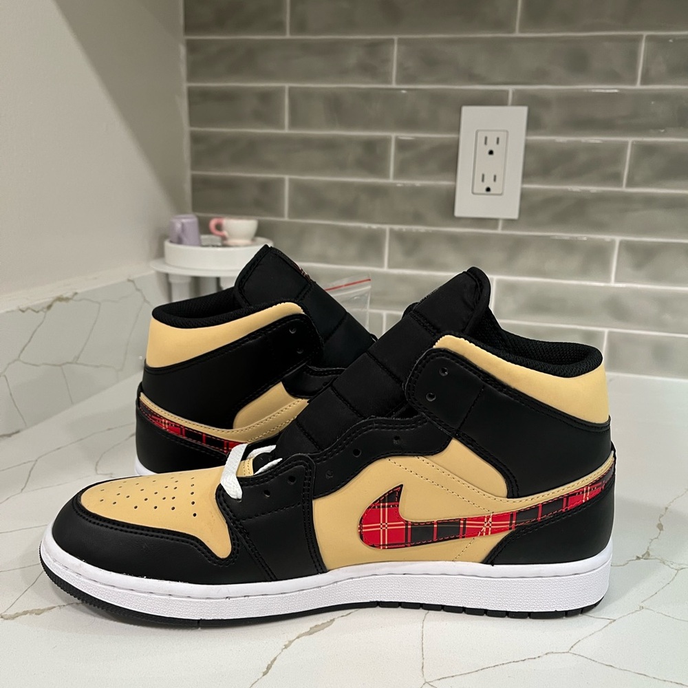 NIKE Air Jordan 1 Mid SE Sneakers. Men’s Size 10 Color Black Milticolor - Picture 9 of 12
